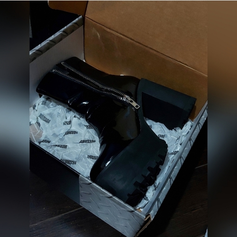 💥Host Pick💥 NWOT Patent leather chunky platform boot (discontinued)